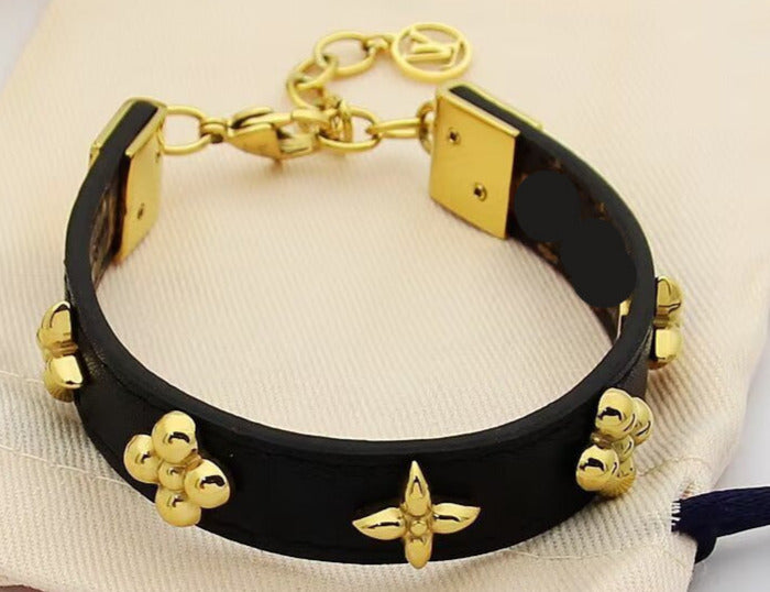 Léana – Bracelet Cuir Noir & Détails Fleur