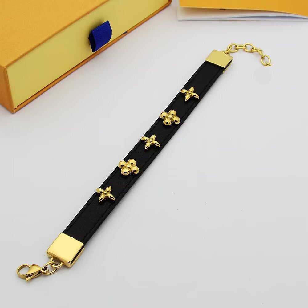 Léana – Bracelet Cuir Noir & Détails Fleur