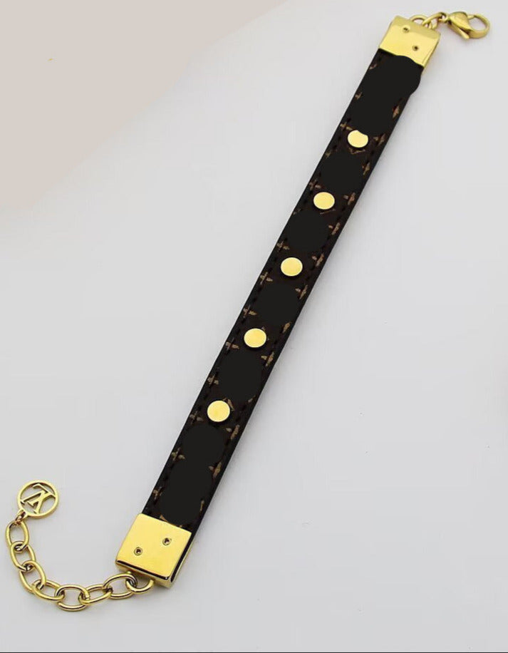 Léana – Bracelet Cuir Noir & Détails Fleur