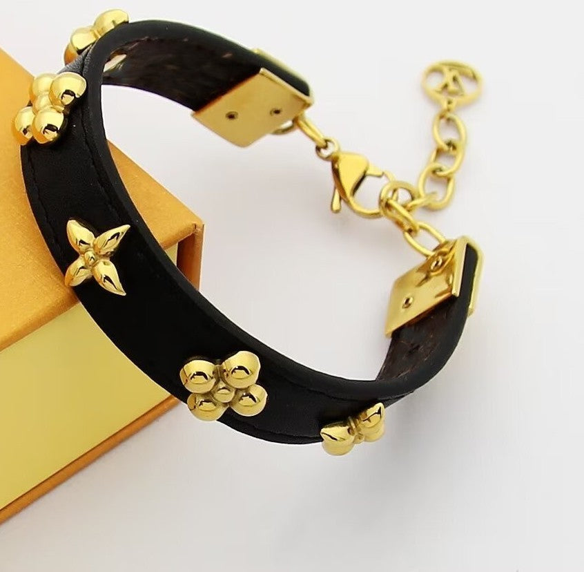 Léana – Bracelet Cuir Noir & Détails Fleur
