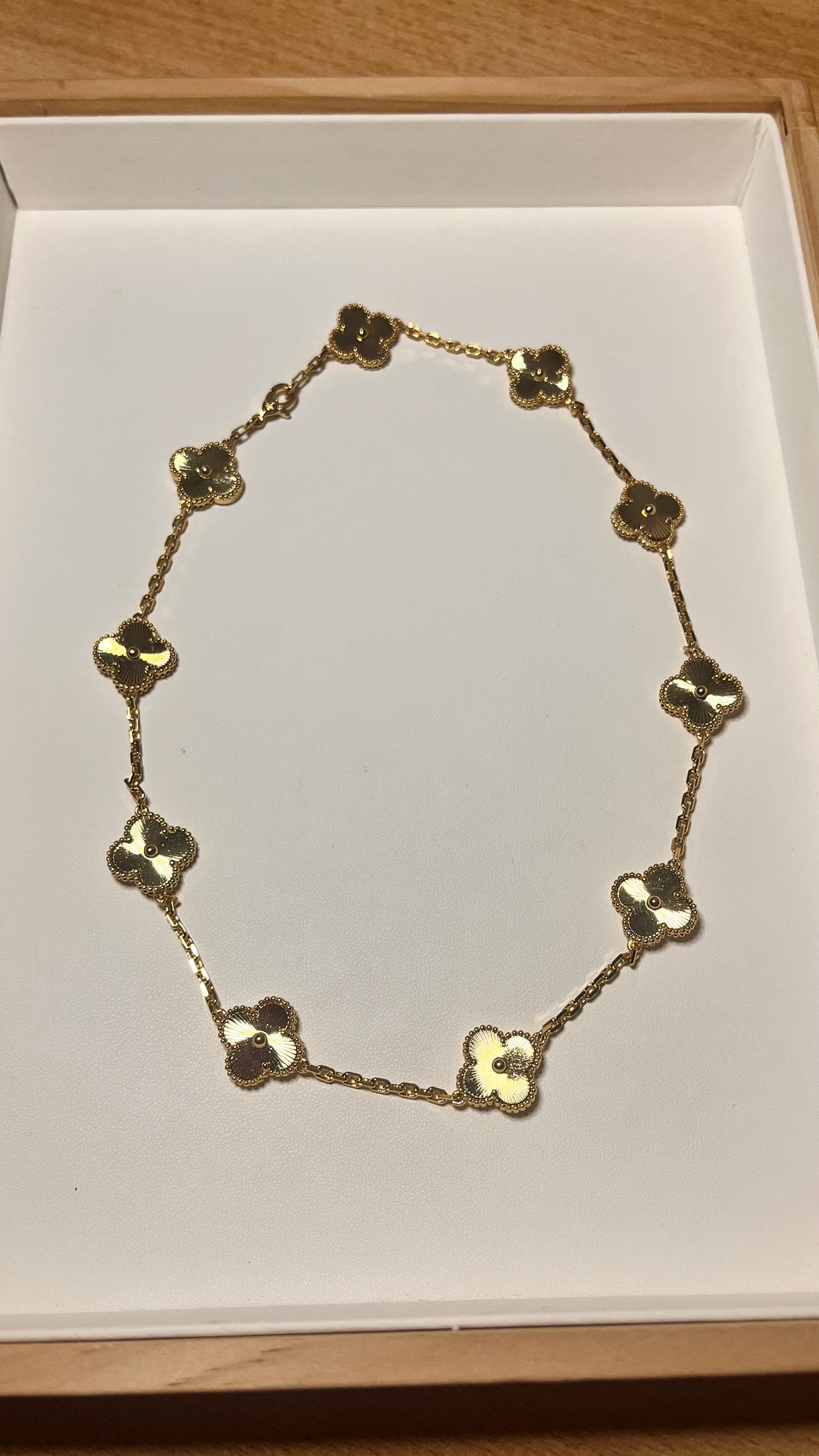 Léna – Collier 10 Motifs Trèfle