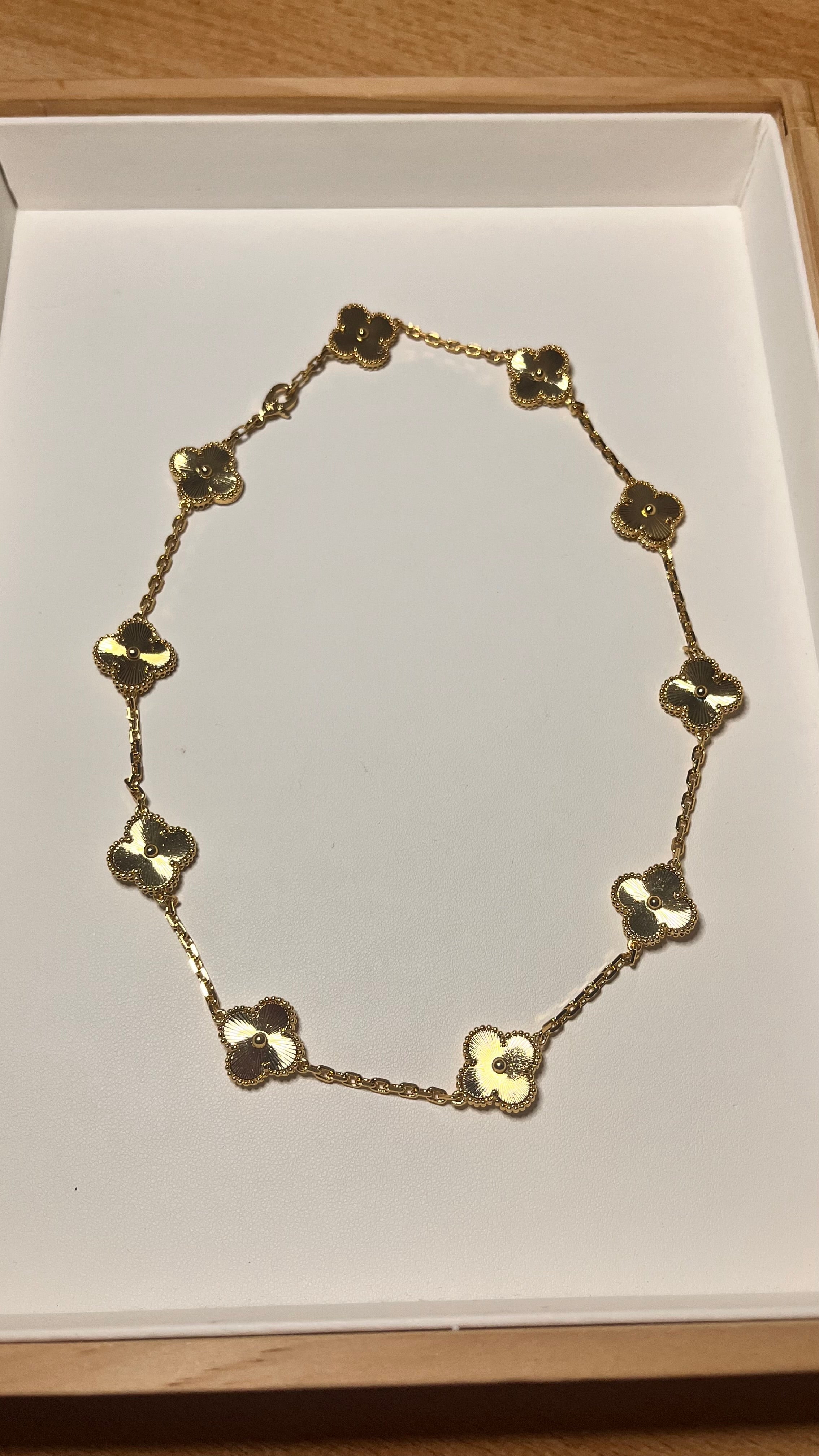 Léna – Collier 10 Motifs Trèfle