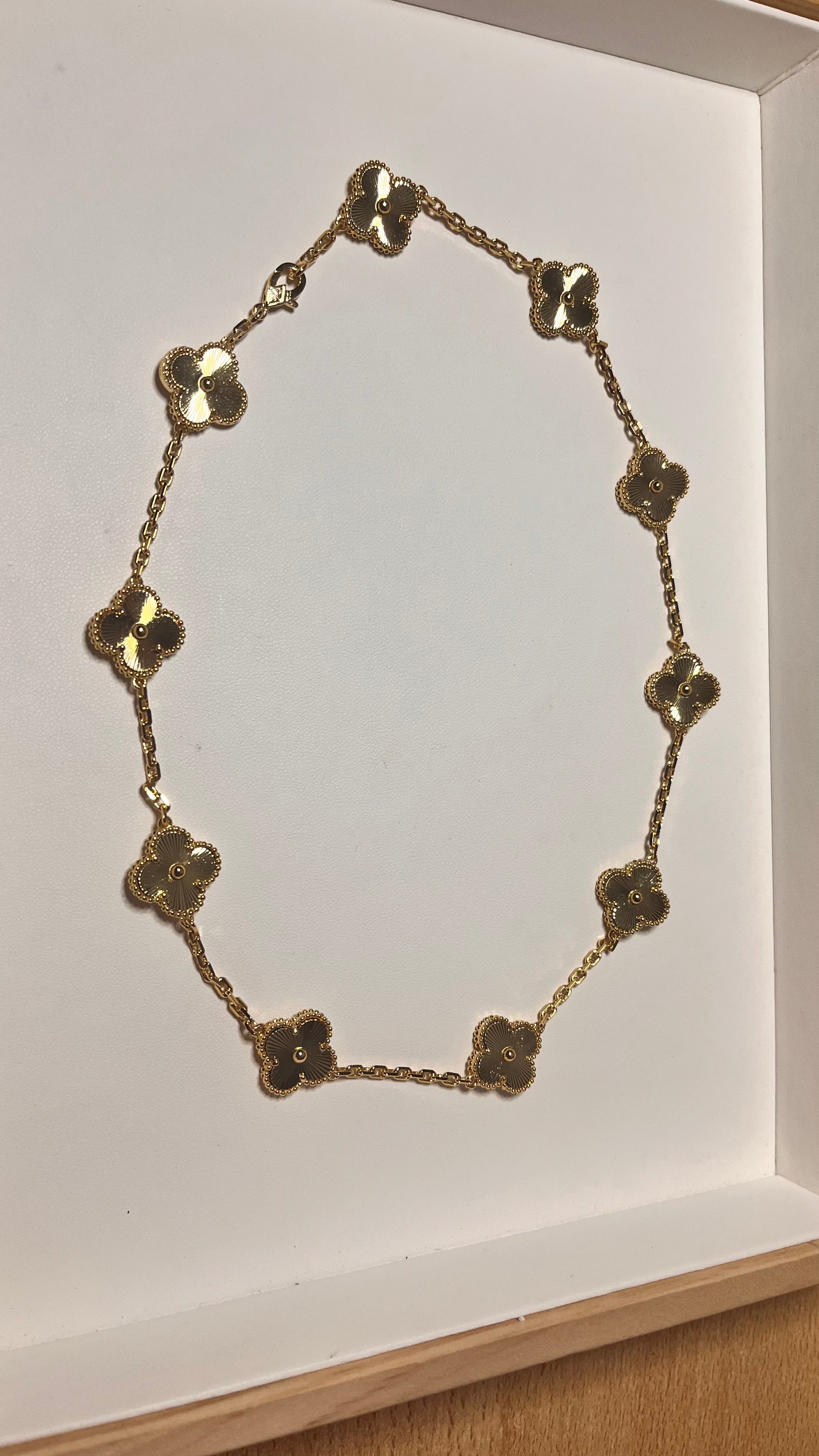 Léna – Collier 10 Motifs Trèfle