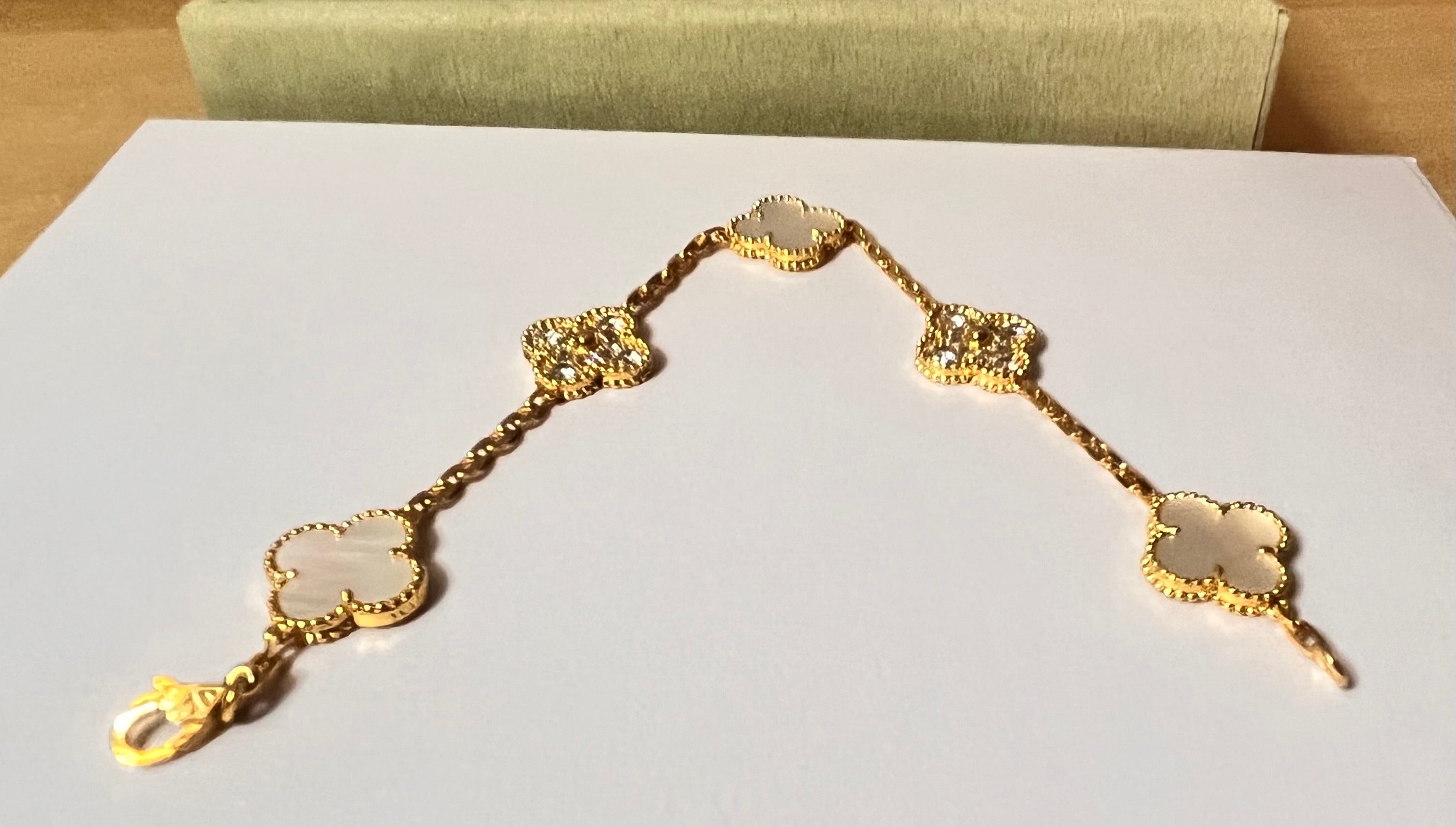 Élise – Bracelet Trèfles Dorés