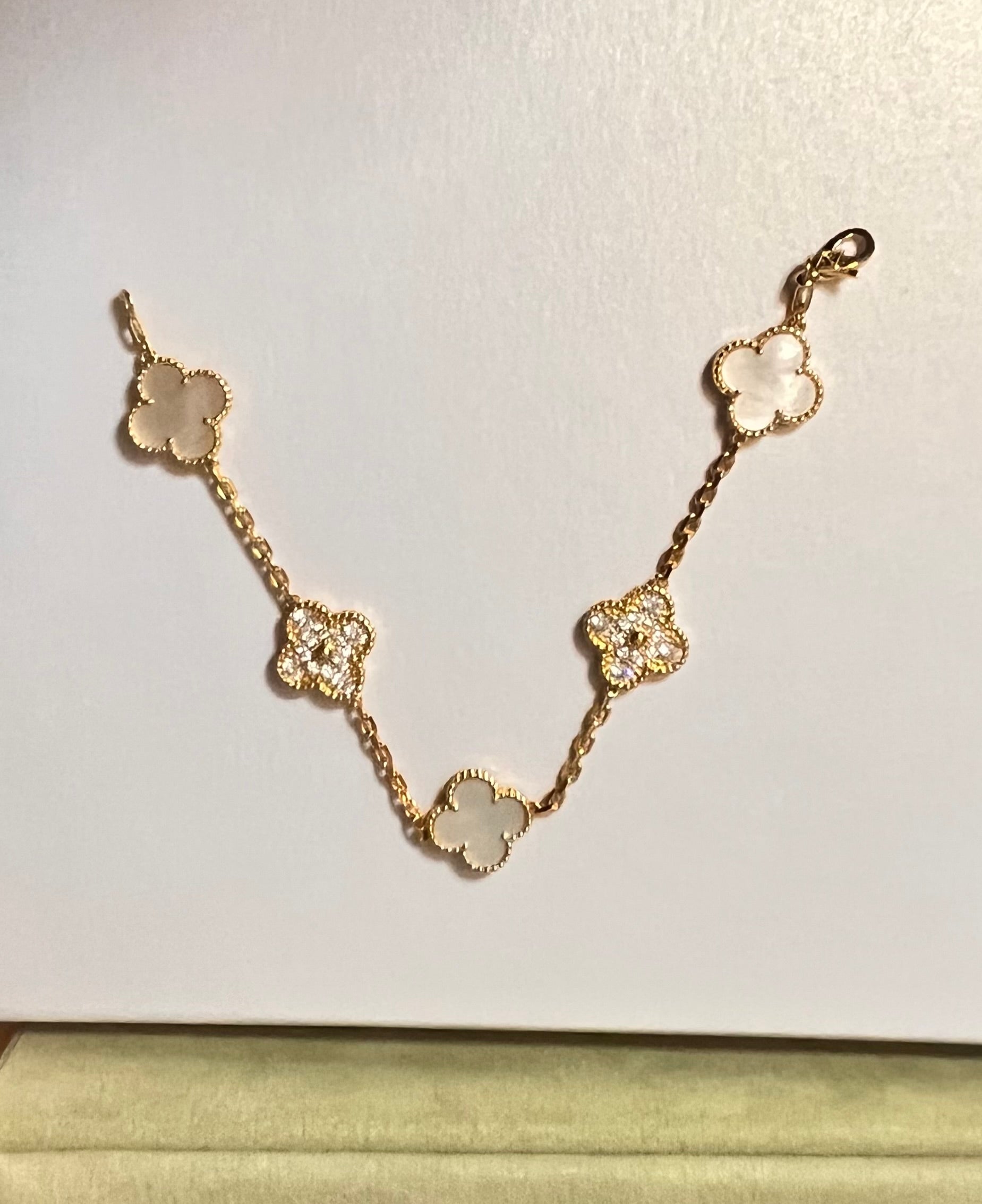 Élise – Bracelet Trèfles Dorés