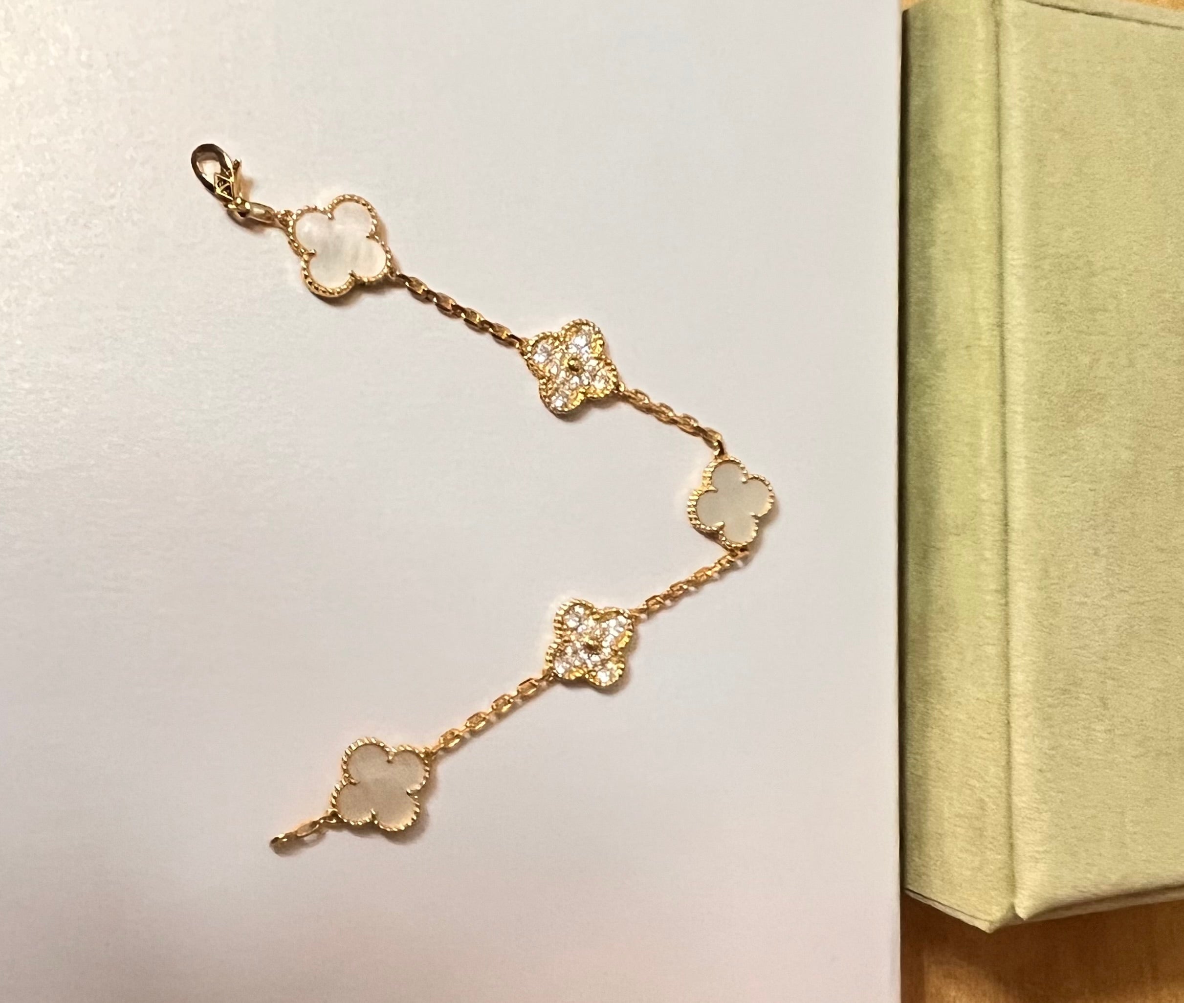 Élise – Bracelet Trèfles Dorés